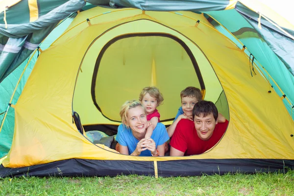 Familie in tent — Stockfoto