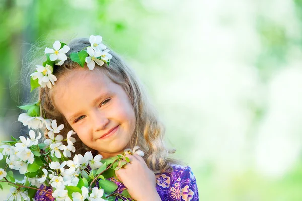 Маленькая девочка в весеннем парке — стоковое фото