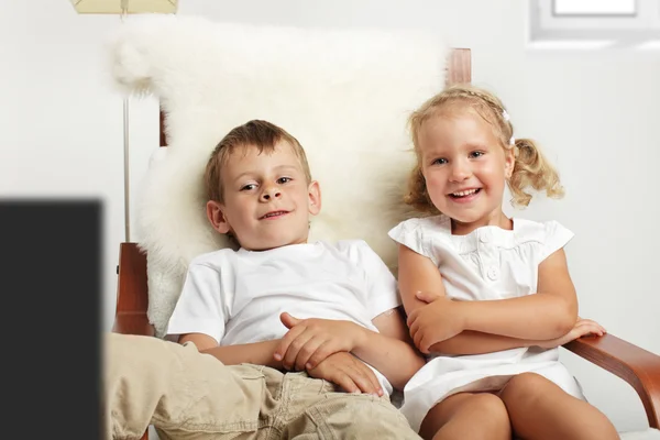 Copiii se uită la televizor — Fotografie, imagine de stoc