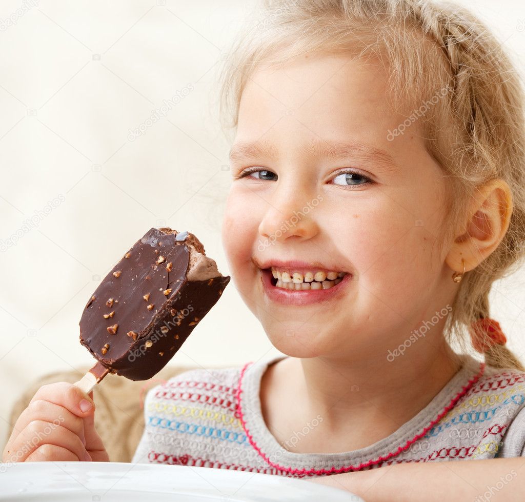 Dondurma yiyen kız — Stok Foto © TatyanaGl 10574132