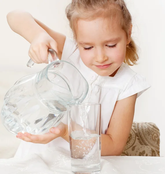 Bambino con brocca di vetro acqua — Foto Stock