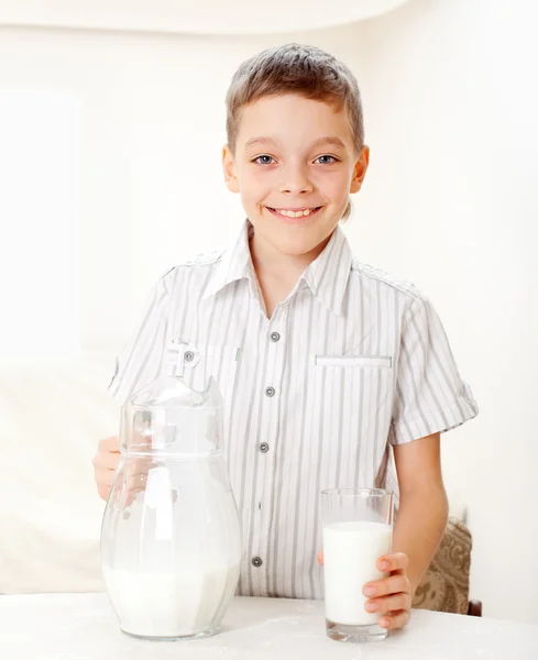 Bambino con brocca di vetro latte — Foto Stock