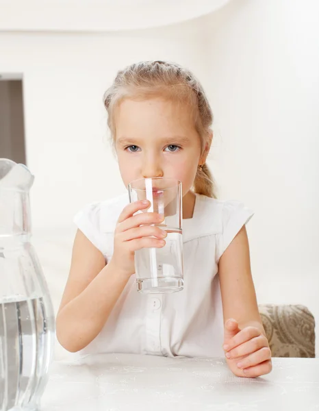 Barn med glas tillbringare vatten — Stockfoto