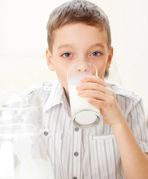 Niño con leche de jarra de vidrio —  Fotos de Stock