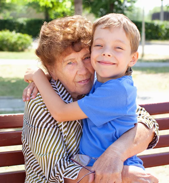 Bestemor med barnebarn – stockfoto