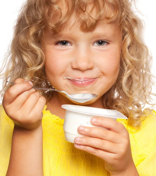 Kleines Mädchen isst Joghurt — Stockfoto