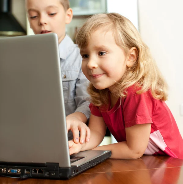 Діти з ноутбуком — стокове фото