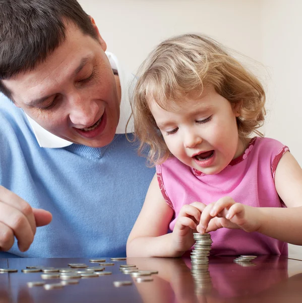 パパと娘の硬貨を置く — ストック写真