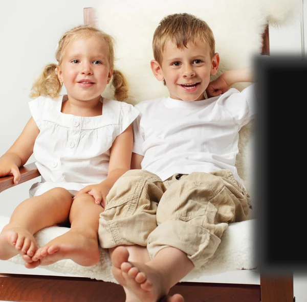 Copiii se uită la televizor — Fotografie, imagine de stoc