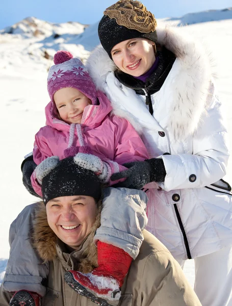 Familie im Winter — Stockfoto