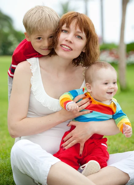 Мать с детьми на открытом воздухе — стоковое фото