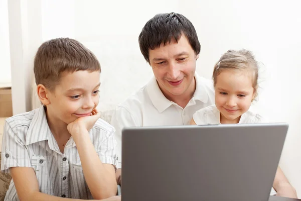 Dizüstü bilgisayar ile aile — Stok fotoğraf