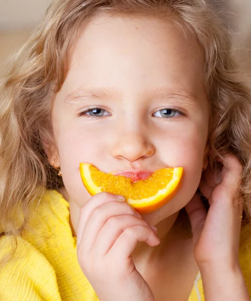 Bambino con arance — Foto Stock