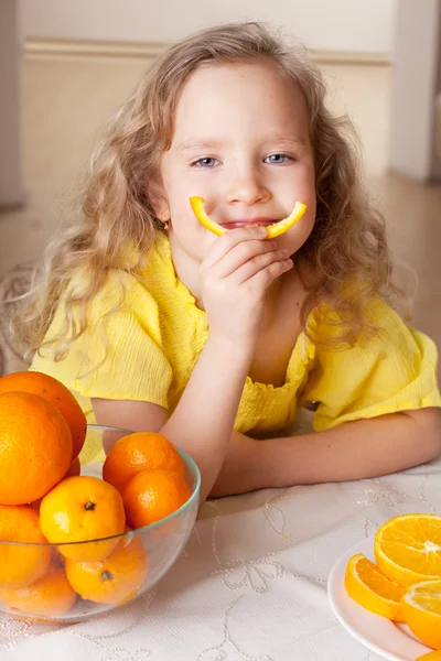 Niño con naranjas — Foto de Stock