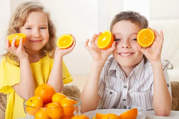 Dzieci z pomarańczy — Zdjęcie stockowe