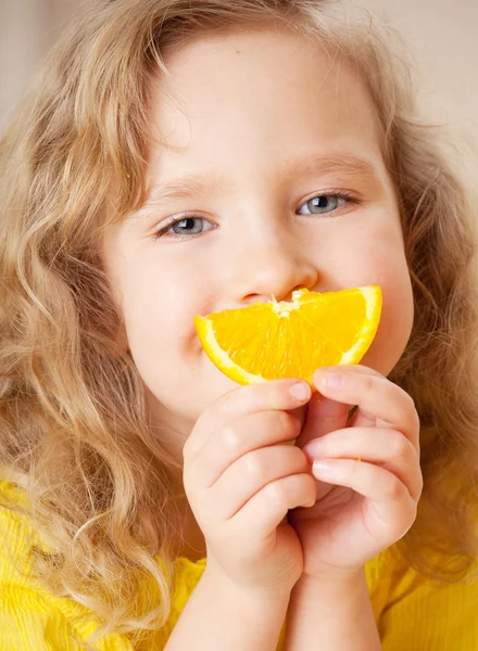 Dziecko z pomarańczy — Zdjęcie stockowe
