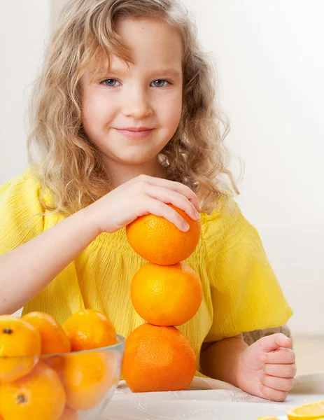 Criança com laranjas — Fotografia de Stock