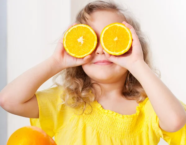 Enfant aux oranges — Photo