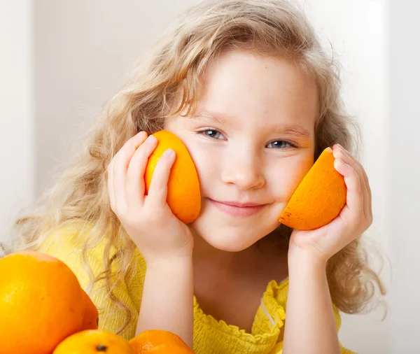 Çocuk portakal ile — Stok fotoğraf