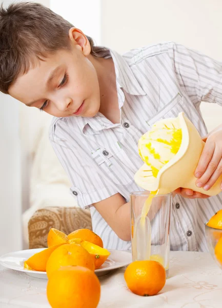Дети с апельсинами — стоковое фото