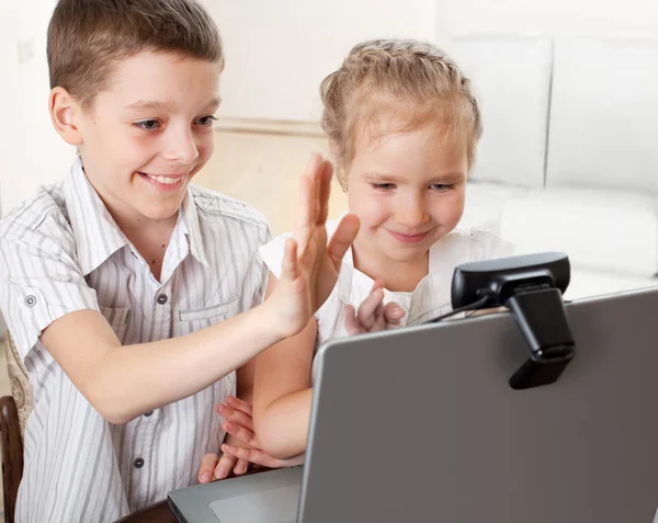 Crianças se comunicam online — Fotografia de Stock