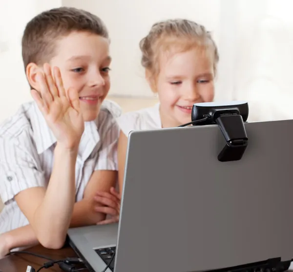 As crianças comunicam-se online — Fotografia de Stock
