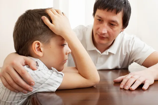 Padre consuela a un niño triste —  Fotos de Stock