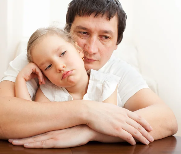 Far tröstar en ledsen tjej — Stockfoto