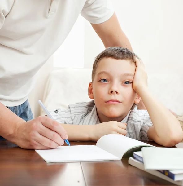 Padre ayudando a hijo a hacer la tarea — Foto de Stock