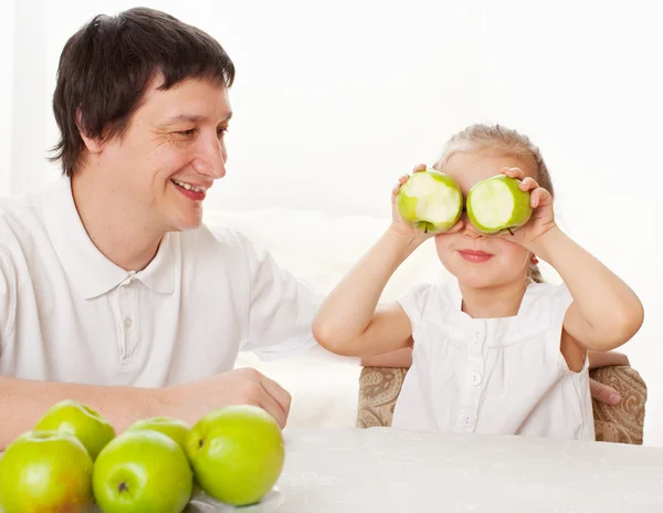 Familia con manzanas —  Fotos de Stock