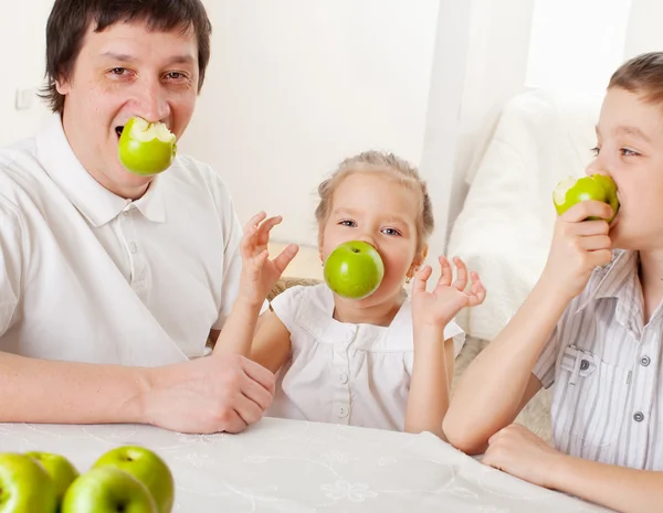 Familie mit Äpfeln — Stockfoto
