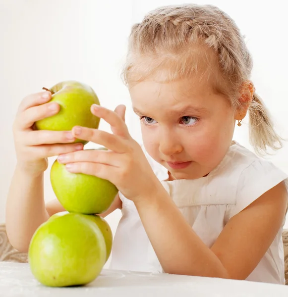 Enfant aux pommes — Photo