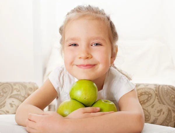 Criança com maçãs — Fotografia de Stock