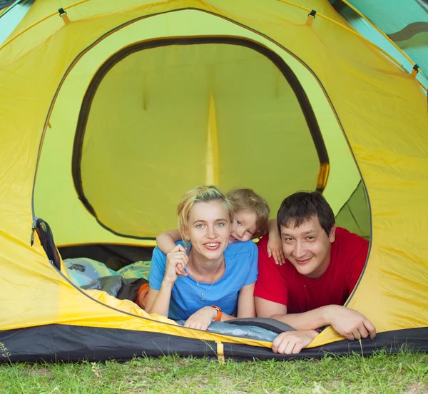 Famiglia in tenda — Foto Stock