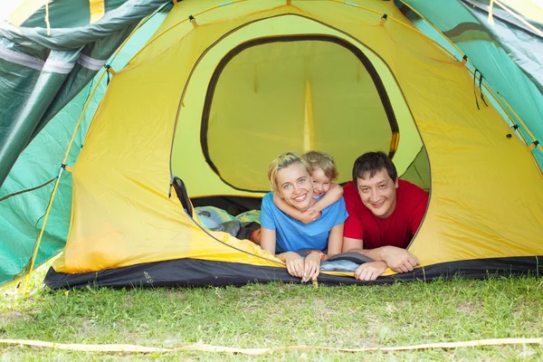 Семья в палатке — стоковое фото