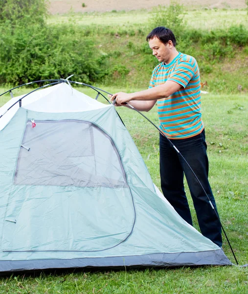 Ein Mann stellt ein Zelt auf — Stockfoto