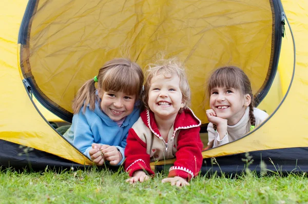 Дети в палатке — стоковое фото