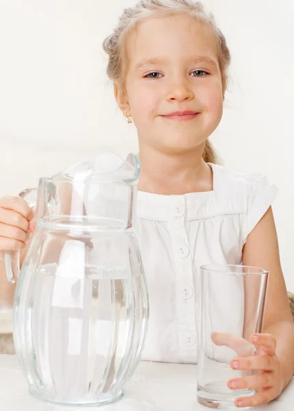 Criança com água de jarro de vidro — Fotografia de Stock