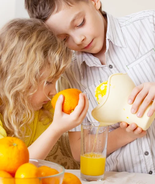 Crianças com laranjas — Fotografia de Stock