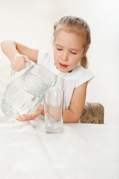 Дитина зі скляним глечиком води — стокове фото