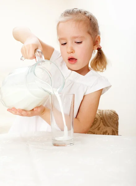 Criança com leite de jarro de vidro — Fotografia de Stock
