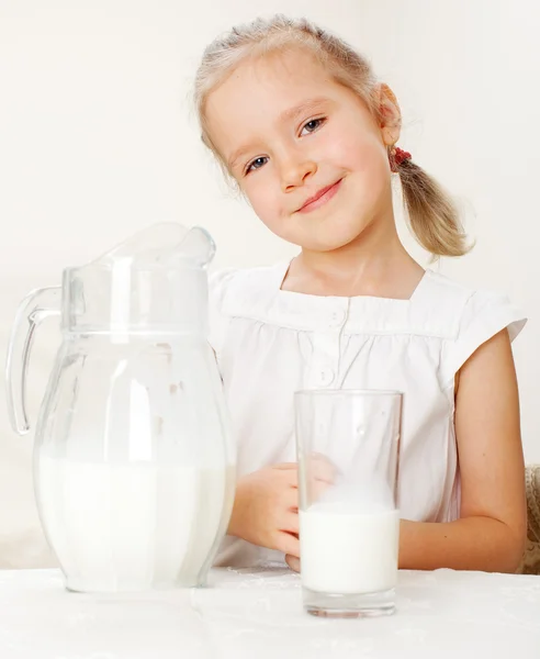 Niño con leche de jarra de vidrio — Foto de Stock