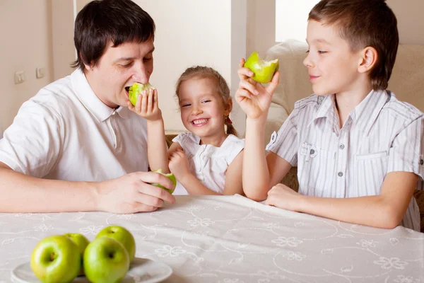 Aile ile elma — Stok fotoğraf