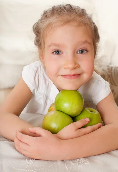 Kind met appels — Stockfoto