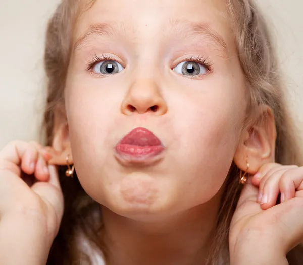 Niña en muecas —  Fotos de Stock