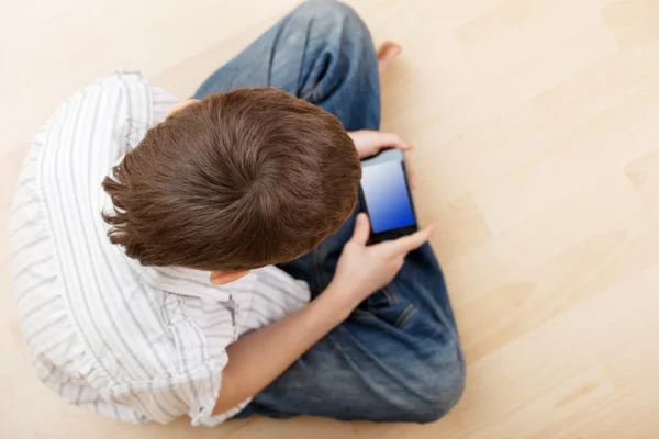 Criança com telefone inteligente — Fotografia de Stock