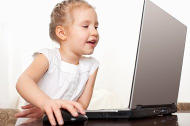 dizüstü bilgisayar ile çocuk