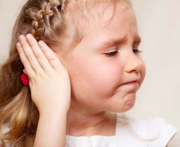 Girl has a sore ear — Zdjęcie stockowe