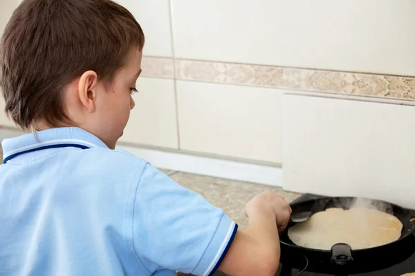 L'enfant cuit des crêpes — Photo