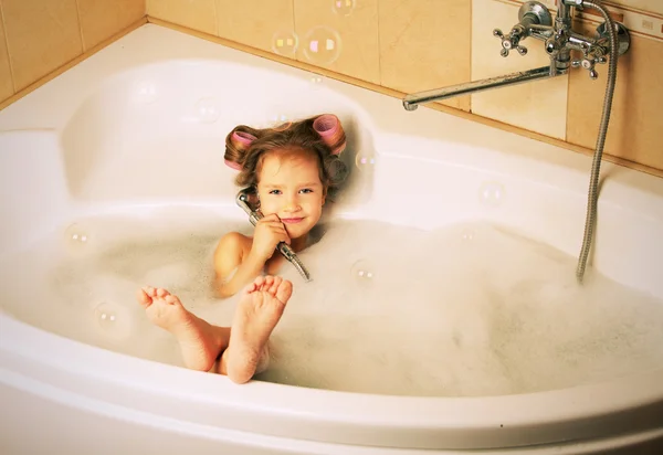 Glamour kleines Mädchen in der Badewanne — Stockfoto
